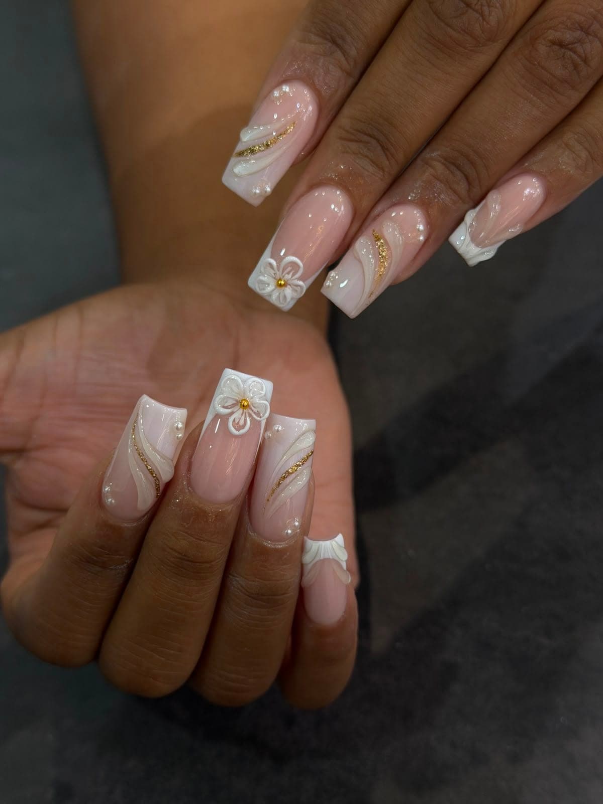 Nail art bridal blanc et détails dorés